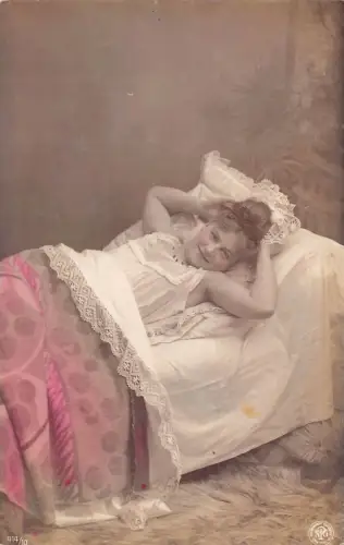 B449 Echt Foto Frau im Bett Aufwachen Vintage Postkarte
