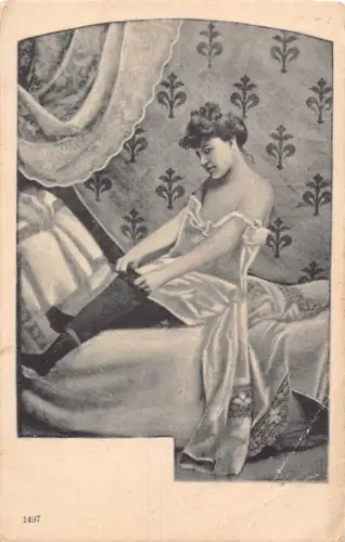 B450 Risque schöne Frau zieht Socken an, während sie im Bett ist Vintage Postkarte