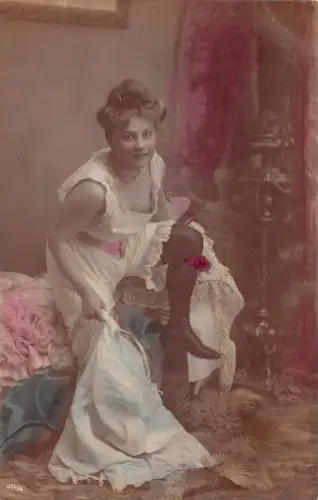 B450 Risque Beauty Woman in Dessous Getting Dressed RPPC Postkarte
