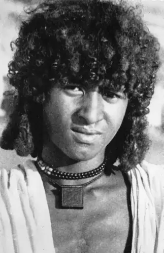 Äthiopien Porträt eines jungen Mannes mit lockigen Haarperlen Halskette ethnische Postkarte