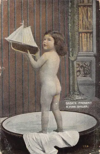 A714 Risque 1911 Junge in Badewanne hält Segelboot Spielzeug Postkarte