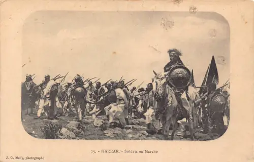 B635 Äthiopien Harrar Ureinwohner Soldaten marschieren ethnisch Vintage Postkarte