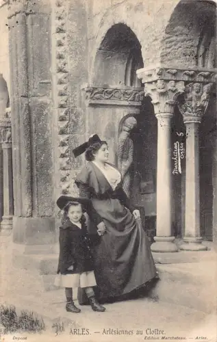 B032 Frankreich 1910 Arles Alesiennes au Cloitre Mutter Mädchen in Kostümen Postkarte