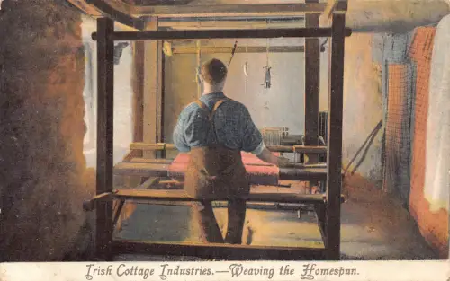 B035 Irland Irish Cottage Industries Weaving the Homespun Vintage Postkarte