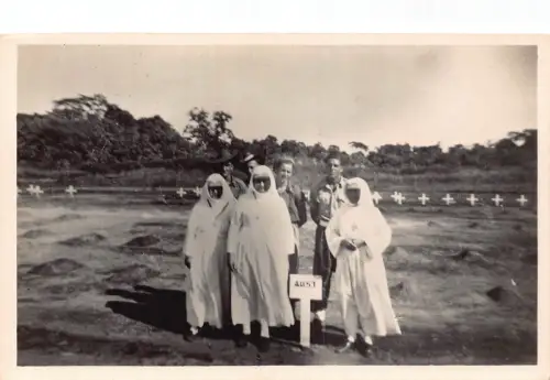 B642 Papua Neuguinea Aust Friedhof Kriegsgräber Rabaul WWII Ureinwohner RPPC Postkarte
