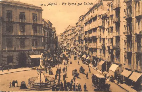 L279 Italien Napoli Via Roma gia Toledo Straße Kutsche Statue Geschäfte Vintage Postkarte