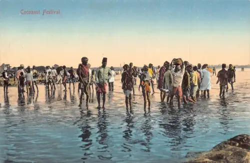 A007 Indien Kokosnussfest Männer im Meer ethnische Rituale Vintage Postkarte