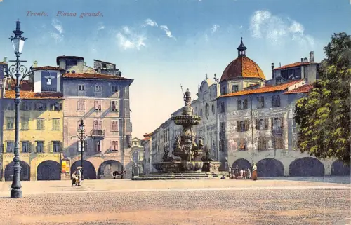 B489 Italien Trient Piazza grande Square Vintage Postkarte