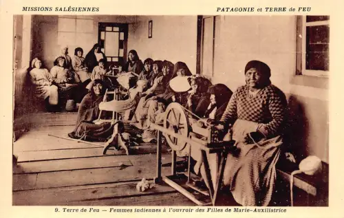 Argentinien Feuerland Terre de Feu Indianerinnen weben Wolle Postkarte B836