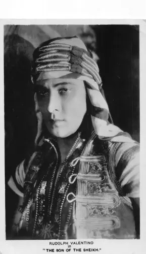 Filmstar Rudolph Valentino in Der Sohn des Scheichs RPPC Postkarte B835