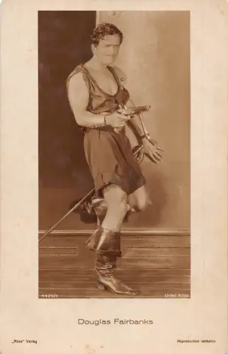 Filmstar amerikanischer Schauspieler Douglas Fairbanks als Woman Gun RPPC Postkarte B834