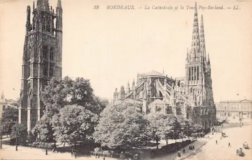 C018 Frankreich, Bordeaux La Cathedrale et la Tour Pey-Berland Vintage Postkarte
