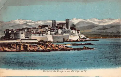 C020 Frankreich, Antibes Die Stadt die Stadtmauer und die Alpen Vintage Postkarte