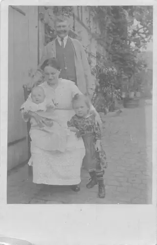 Echt Foto Happy Family in der Nähe von Haus Eltern kleines Mädchen Baby Vintage Postkarte