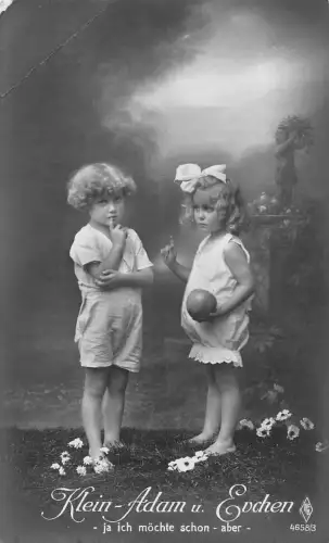 Fotomontage Kleine Adam und Eva Kinder Mädchen hält Apfelblumen Postkarte