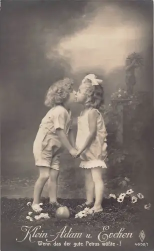 Fotomontage Kleine Adam und Eva Kinder Mund küssen Händchen halten Postkarte