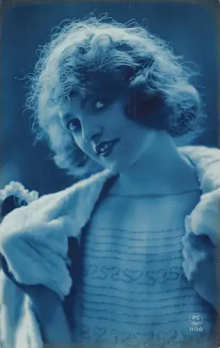 Eleganter überzeugender Frau lockiges Haar Fell Schal posiert Vintage Postkarte