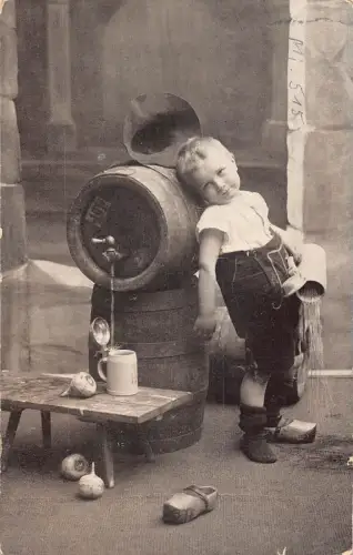 Comic 1908 Junge mit Bierkrügen und Barrick verschüttet auf Holzschuh Vintage Postkarte