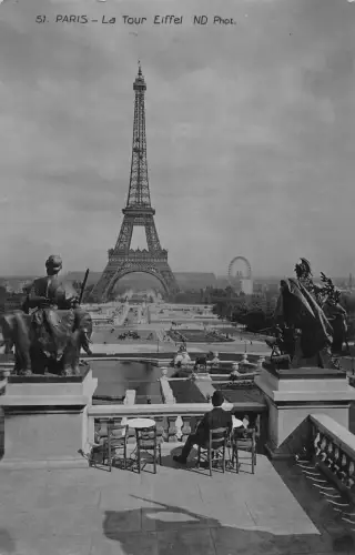 Frankreich Paris Eiffelturm von Terrasse Männer sitzen am Tisch Restaurant Postkarte