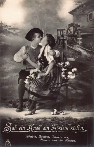 Paar küsst leidenschaftlich auf Bank in der Nähe von Watermill ethnische Vintage Postkarte