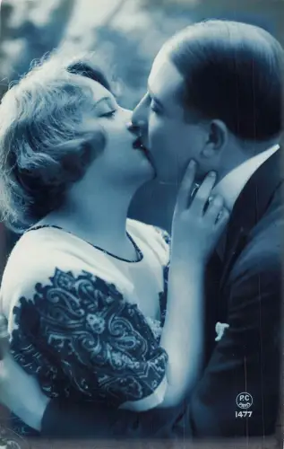 Liebesromantik Paar küsst und umarmt eng Vintage Postkarte