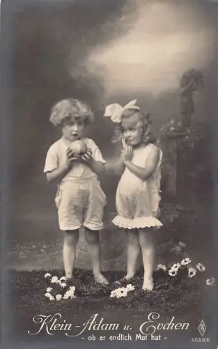 Fotomontage Kleine Adam und Eva Kinder Apfel Gänseblümchen Blumen Postkarte