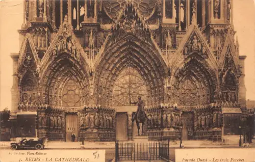 L096 Frankreich Reims La Kathedrale Fassade Statue Auto Oldtimer Postkarte
