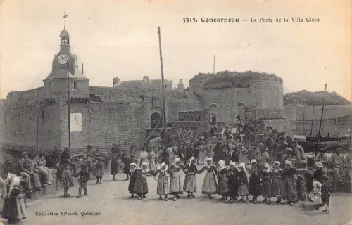 A913 Frankreich Concarneau Porte de la Ville Schließen Mädchen Kinder Postkarte