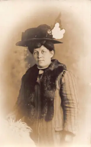 Portrait Elegante Reife Frau mit Fellschal und Bandmütze Postkarte