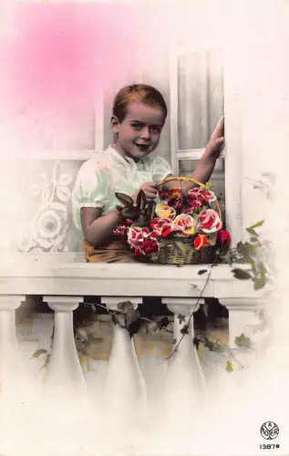 B062 Fotomontage 1944 Kleiner Junge auf Balkon Rosen Blumenkorb Postkarte