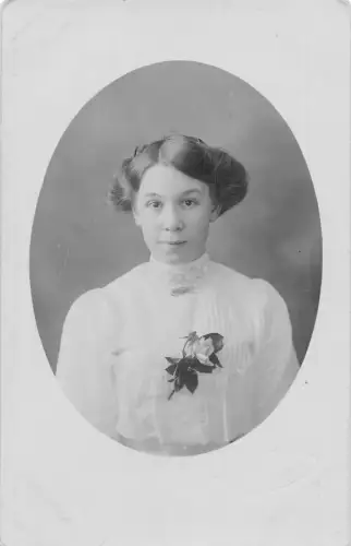 Echt Foto Passepartout Mädchen weißes Hemd rosa gepinnt Vintage Postkarte