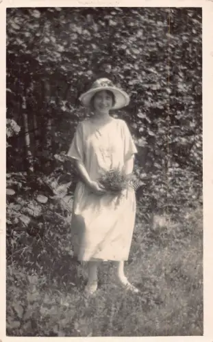 Echt Foto Frau in informeller Kleidung Hut Blätter Blumenstrauß Vintage Postkarte