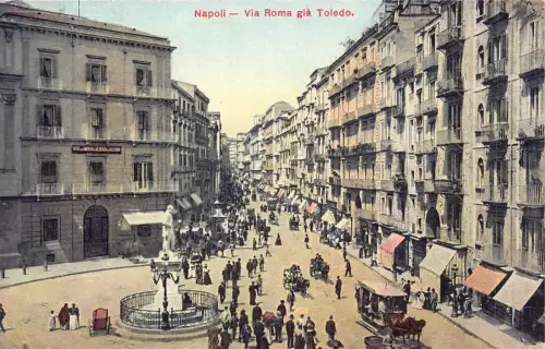 A015 Italien Napoli Neapel Via Roma gia Toledo Straßenstatue belebte Postkarte
