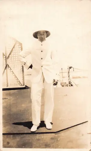 Echt Foto Ostasiatischer Mann in Marine weißer Uniform Vintage Postkarte