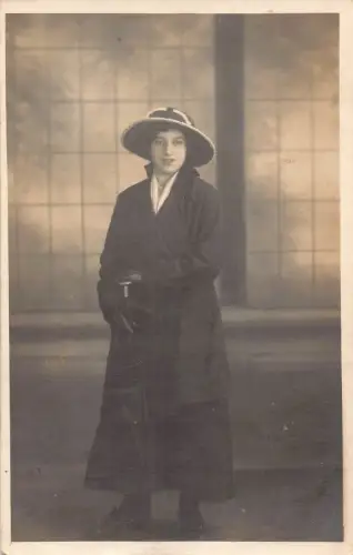 Echtfoto schöne große Frau in schwarzem langem Mantel und Handschuhen Postkarte