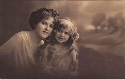 Postkarte B190 Familie Mutter und Tochter umarmen Sozialgeschichte