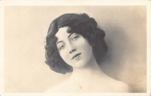 B189 Glamour 1905 German Beauty Portrait Vintage Postkarte