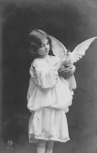 B194 Fotomontage 1907 Mädchen füttert Taube Vogel Vintage Postkarte