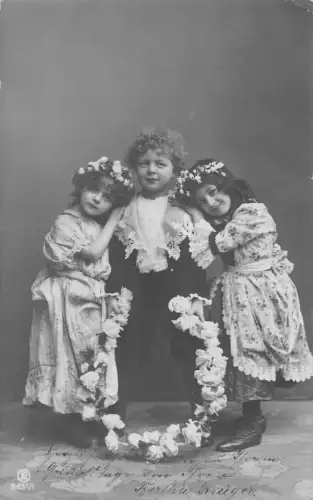 B194 Foto Echt 1907 Kinder Mädchen Umarmung Junge Blumen Vintage Postkarte