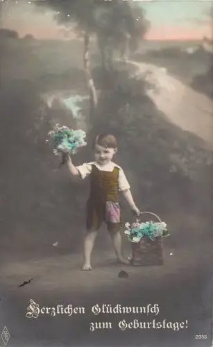 B192 Geburtstagsgrüße 1913 Barfuß Junge lächelnd Blumen Korb Postkarte