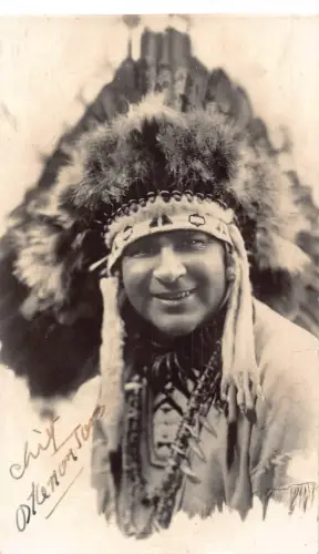 A799 Amerikanischer Ureinwohner Ethno Mann in traditioneller Tracht RPPC Postkarte