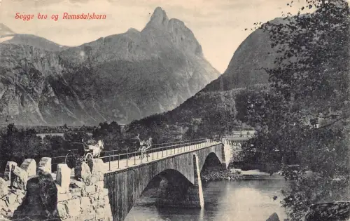 A801 Norwegen Sogge bro og Romsdalshorn Brücke Kutsche Vintage Postkarte