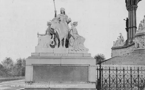 A921 England Eckgruppen Skulpturen Albert Memorial London Vintage Postkarte