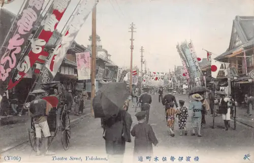 L272 Japan Theater Straße Yokohama Rikscha Flaggen Regenschirme Vintage Postkarte