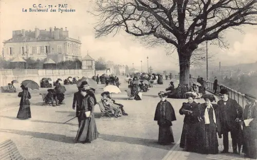 L047 Frankreich 1911 Pau Le boulevard des Pyrenees Regenschirme Vintage Postkarte