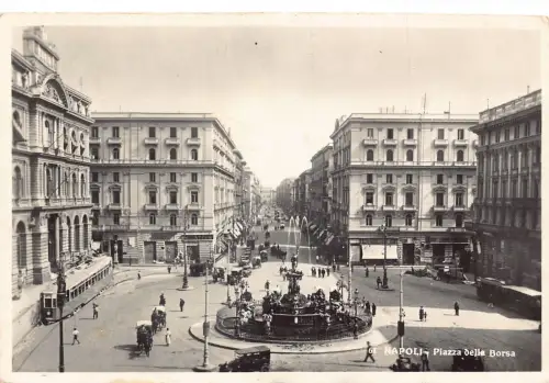 A961 Italien Napoli Neapel Piazza della Borsa Brunnen Straßenbahn RPPC Vintage Postkarte