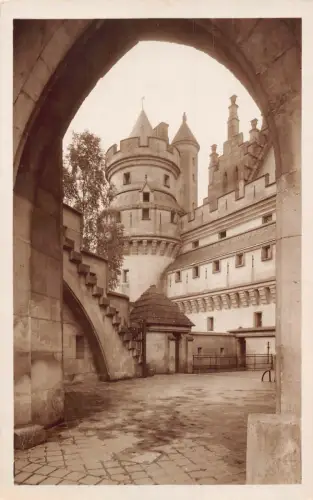 A192 Frankreich Chateau de Pierrefonds Schlosshof Vintage Postkarte