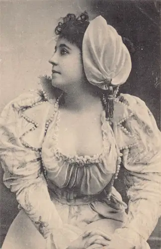 A195 Portrait Frau posiert Profil Haarschmuck Perlenkleid Mode Postkarte