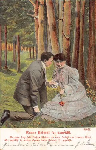 Zärtlichkeit Paar unter Baum Händchen halten Frau hält Rose Vintage Postkarte