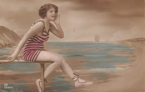 B086 Glamour Beauty Frau im Badeanzug am Strand Meer Fotomontage Postkarte